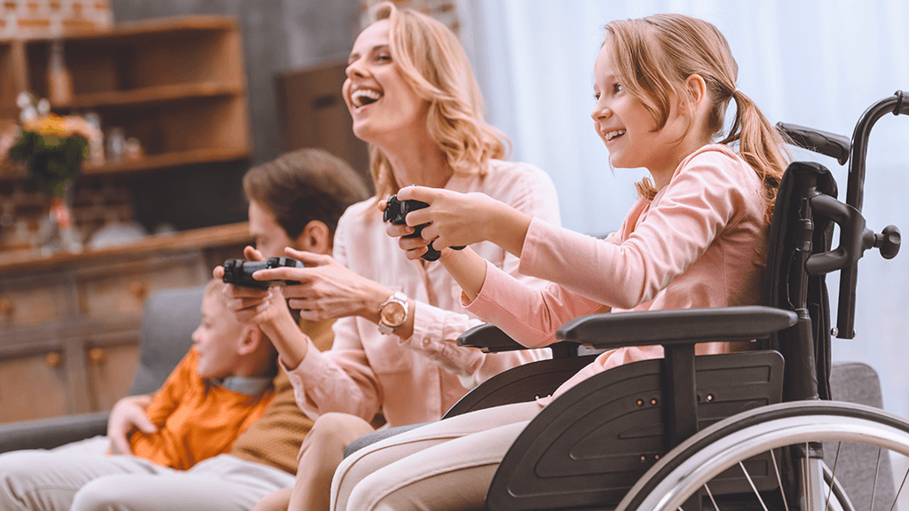 fillette en fauteuil roulant jouant avec sa famille
